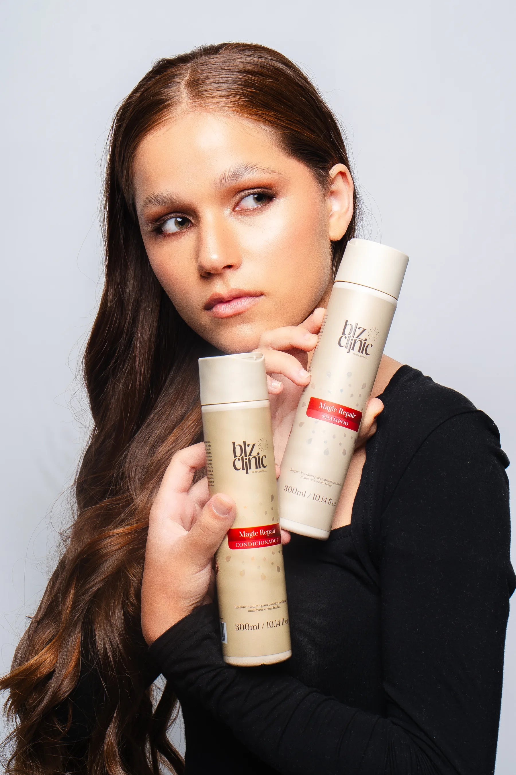 Modelo apresentando produtos capilares BLZ Clinic